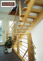 Treppe Holz mit Edelstahl