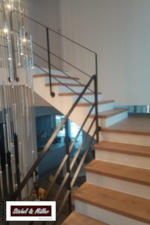 Holz-Treppe - Stufen Ast-Eiche-Furnier weiß gebeizt - Setzstufen weiß - Edelstahlgeländer anthrazit - Ansicht Mitte